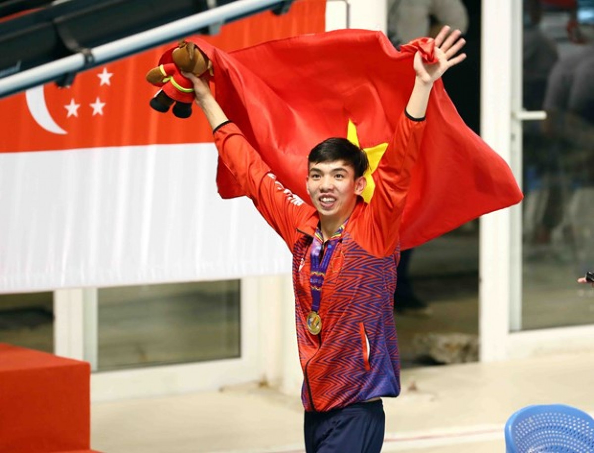 Swimmer Nguyen Huy Hoang bags five gold medals and sets a new record at SEA Games 31.