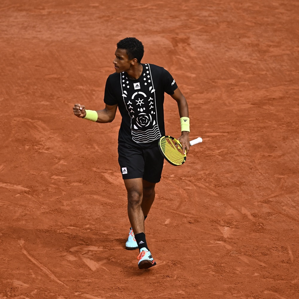 Hạ Aliassime sau 5 set, Nadal đại chiến Djokovic ở tứ kết Roland Garros