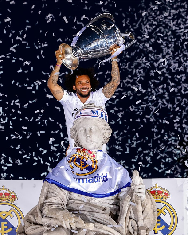 Hình ảnh quen thuộc mỗi khi Real tổ chức diễu hành ăn mừng vô địch. Đội trưởng Marcelo được giao nhiệm vụ quang khăn lên ngực, trán và nâng cup báo công trên tượng đài Cibeles - vị nữ thần bảo hộ cho Madrid.