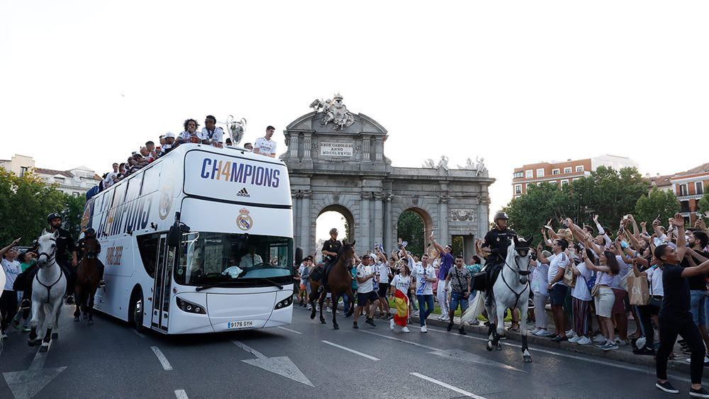 Chiếc xe bus 2 tầng chở các nhà vô địch châu Âu diễu hành trên các con phố ở thủ đô Madrid