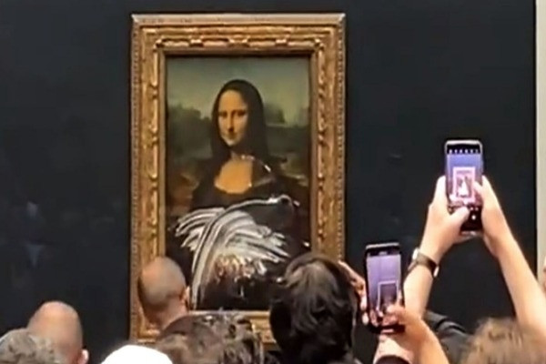 Bức kiệt tác Mona Lisa bị trét bánh kem