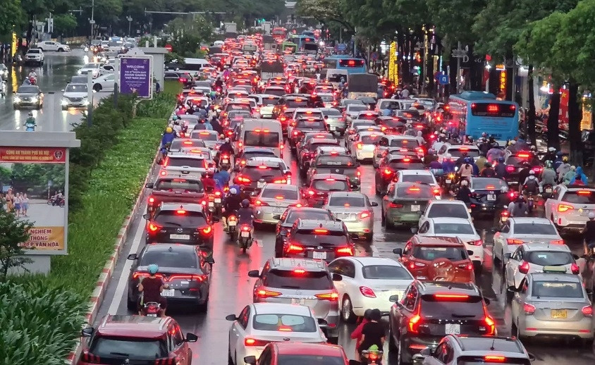 Hanoi streets turn into rivers, thousands of vehicles get stuck