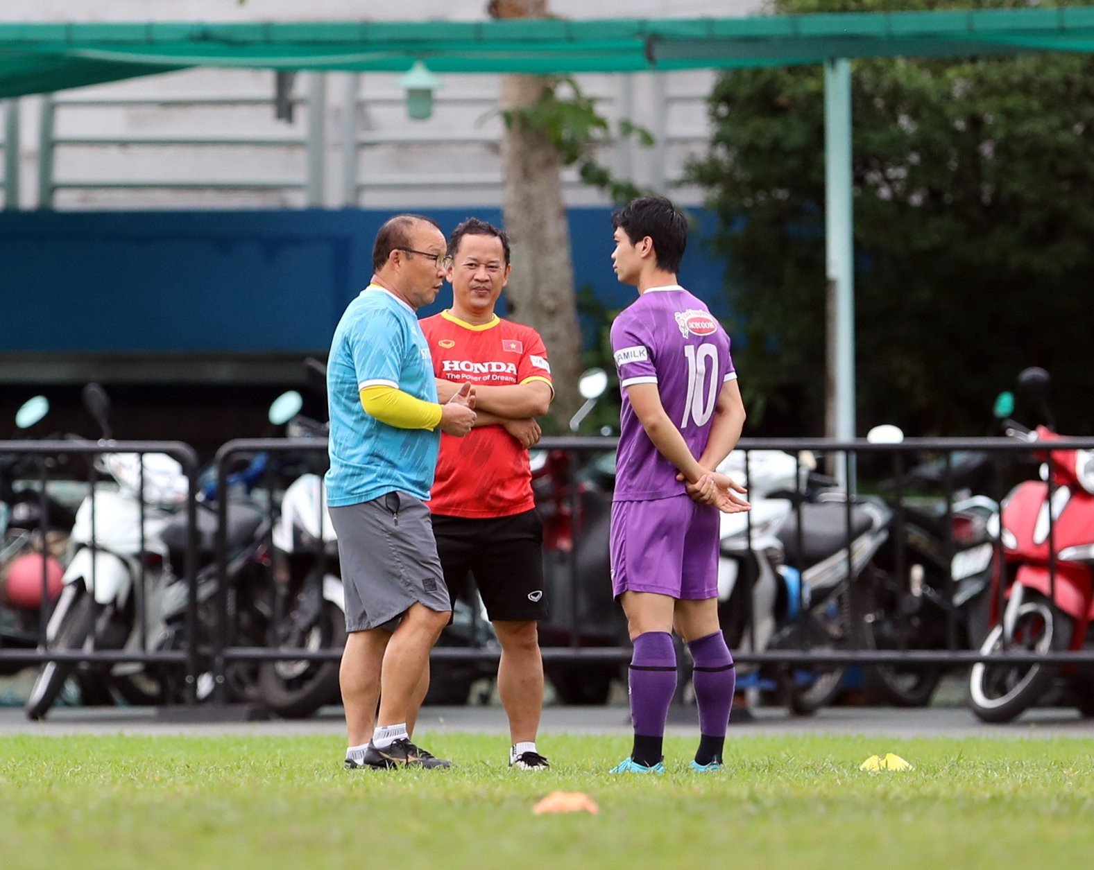 Sau đó, HLV Park Hang Seo gặp riêng Công Phượng 