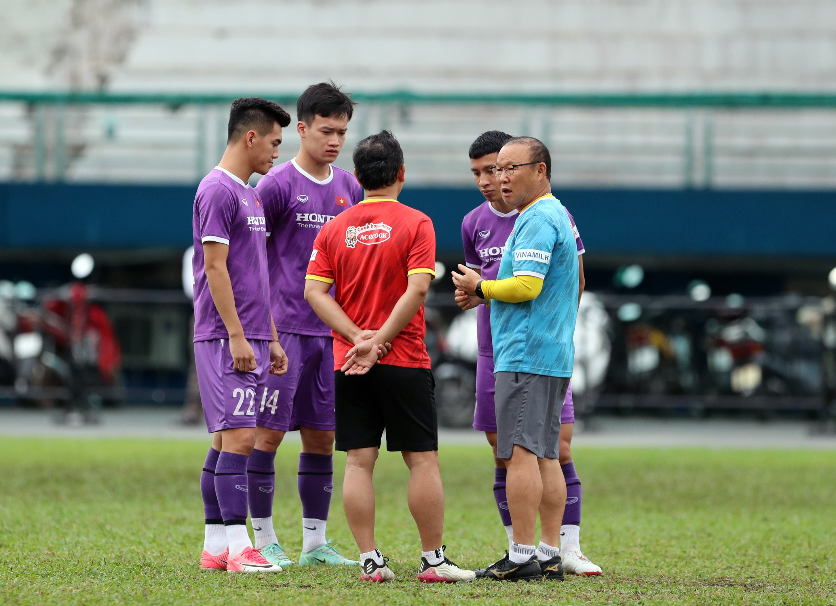 After finishing the quick meeting with the whole team, the Korean captain met privately with 3 over-aged players who had just attended the 31st SEA Games including Hoang Duc, Tien Linh and Hung Dung.