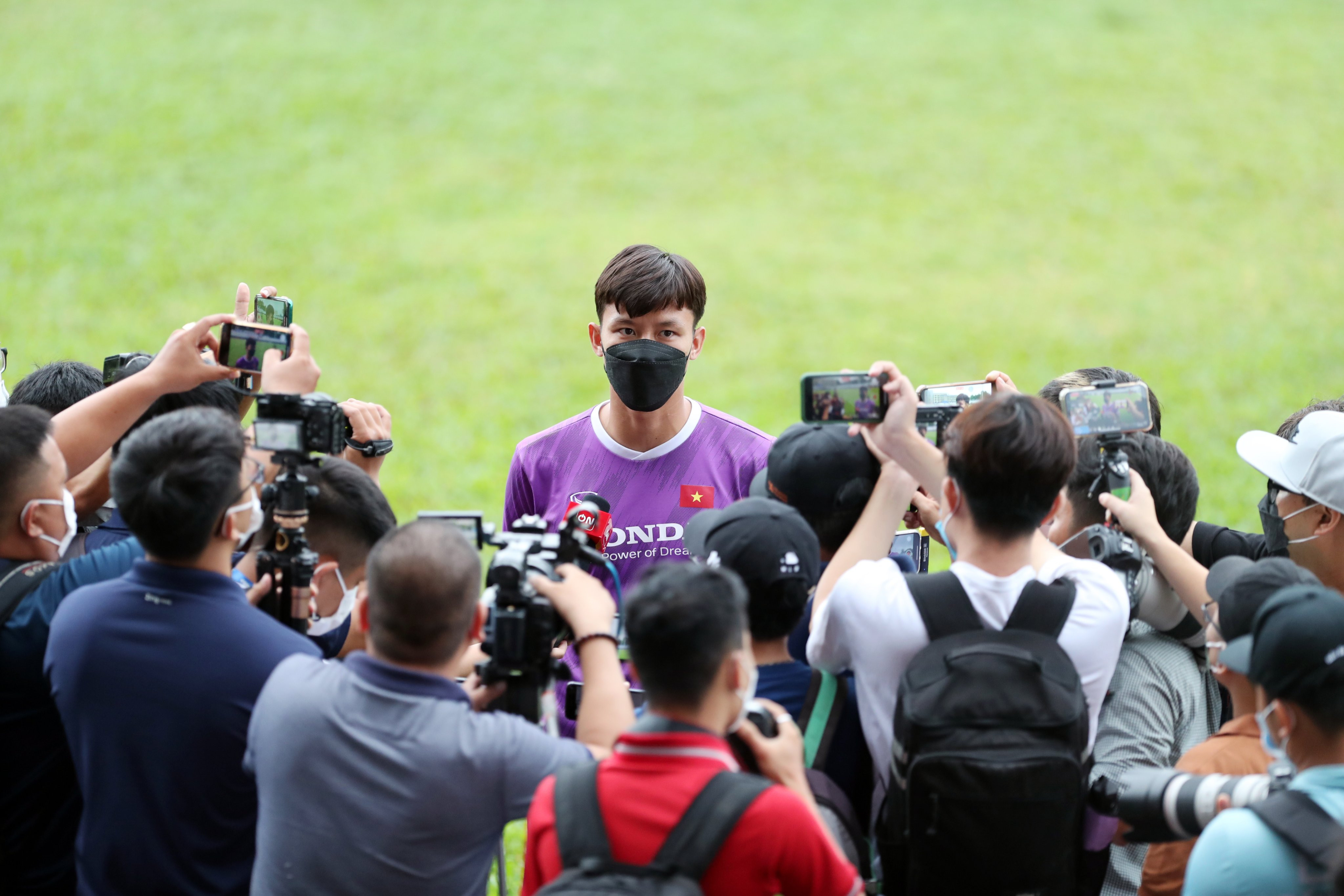 Theo kế hoạch, Quang Hải là người trả lời phỏng vấn, tuy nhiên vào giờ chót cựu đội trưởng Quế Ngọc Hải được chỉ định làm người đóng thế. Trung vệ này khẳng định toàn đội đang quyết tâm có trận đấu đẹp mắt trên sân Thống Nhất vào tối 1/6 tới.