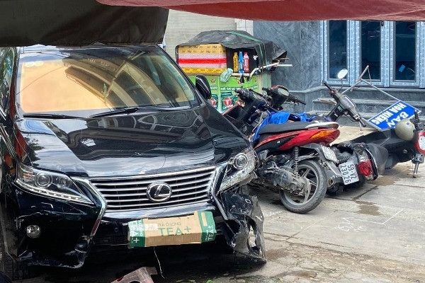 Ô tô Lexus tông loạt xe máy, đâm vào quán cơm ở TP.HCM