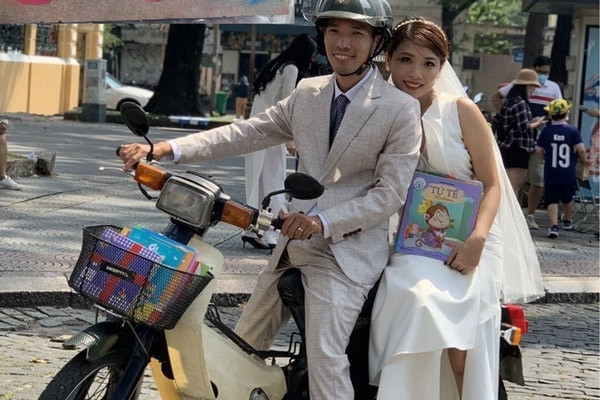 Đám cưới không tiệc, không phong bì, chỉ nhận sách của cặp đôi 8X