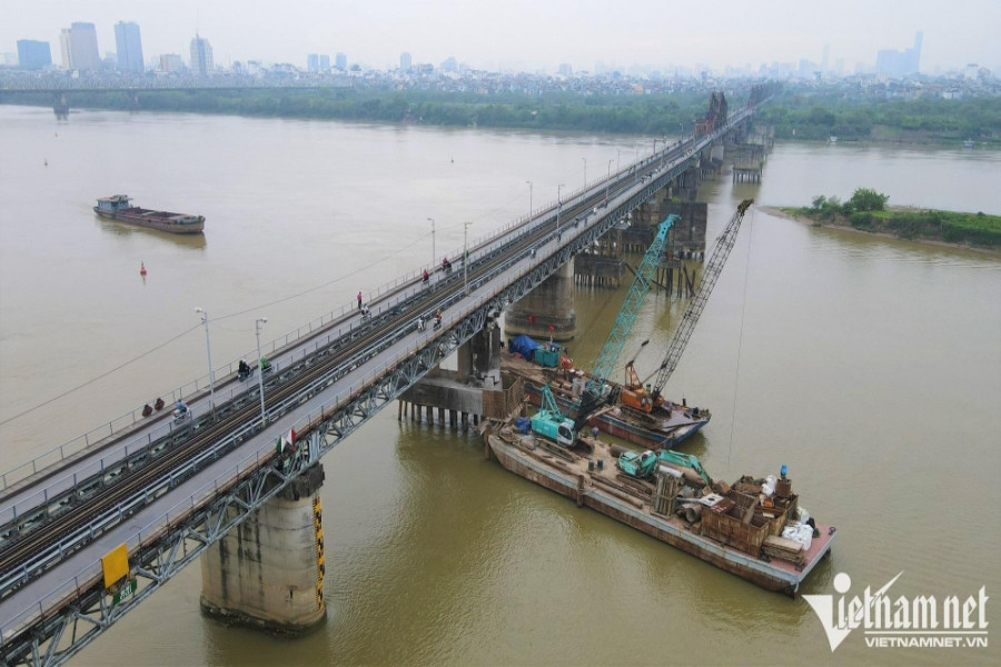 Cục trưởng Đường sắt: Dân dừng xe chụp ảnh gây áp lực cho kết cấu mặt cầu Long Biên