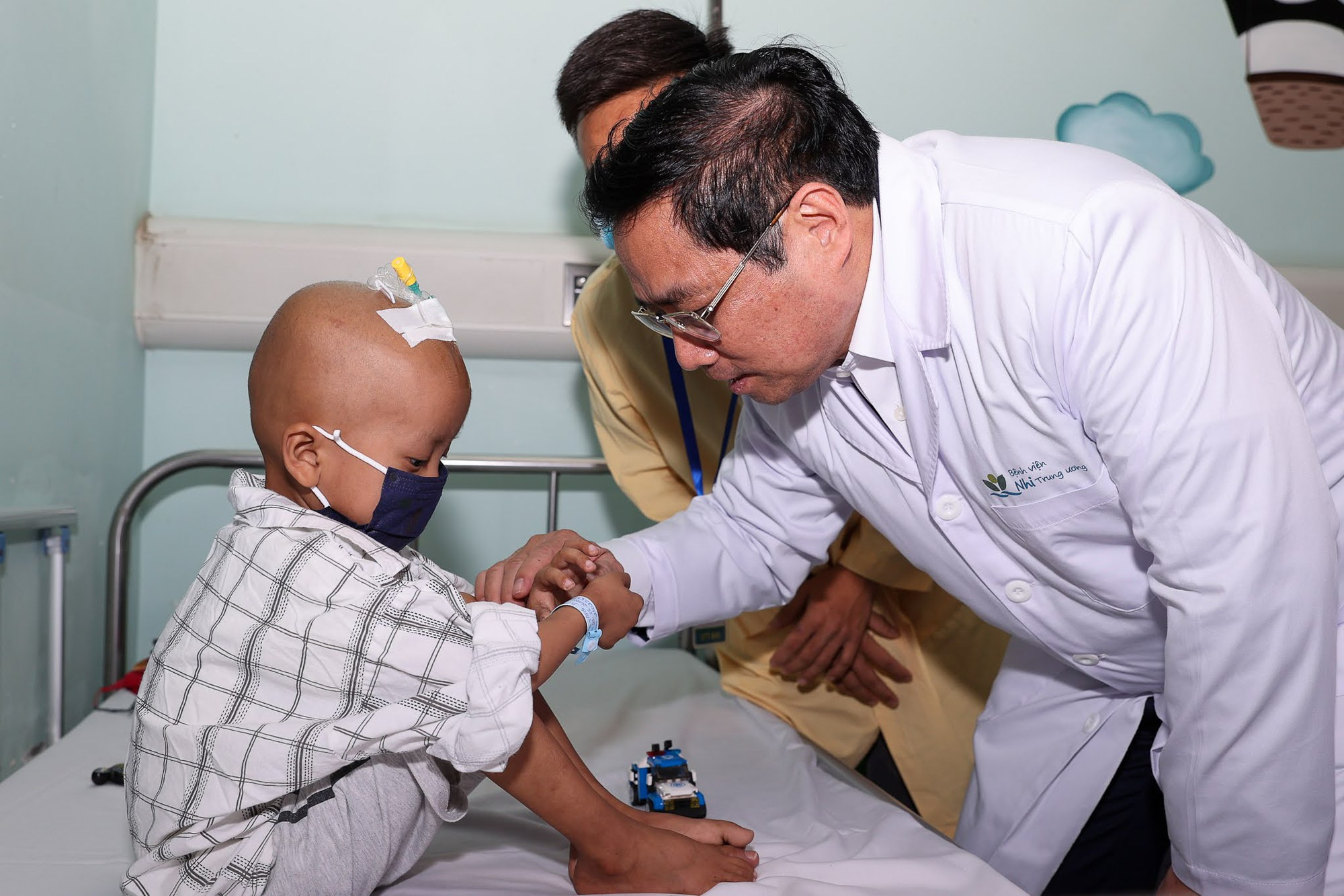 Thủ tướng thăm, tặng quà các bệnh nhi nhân ngày 1/6 - Ảnh 3.
