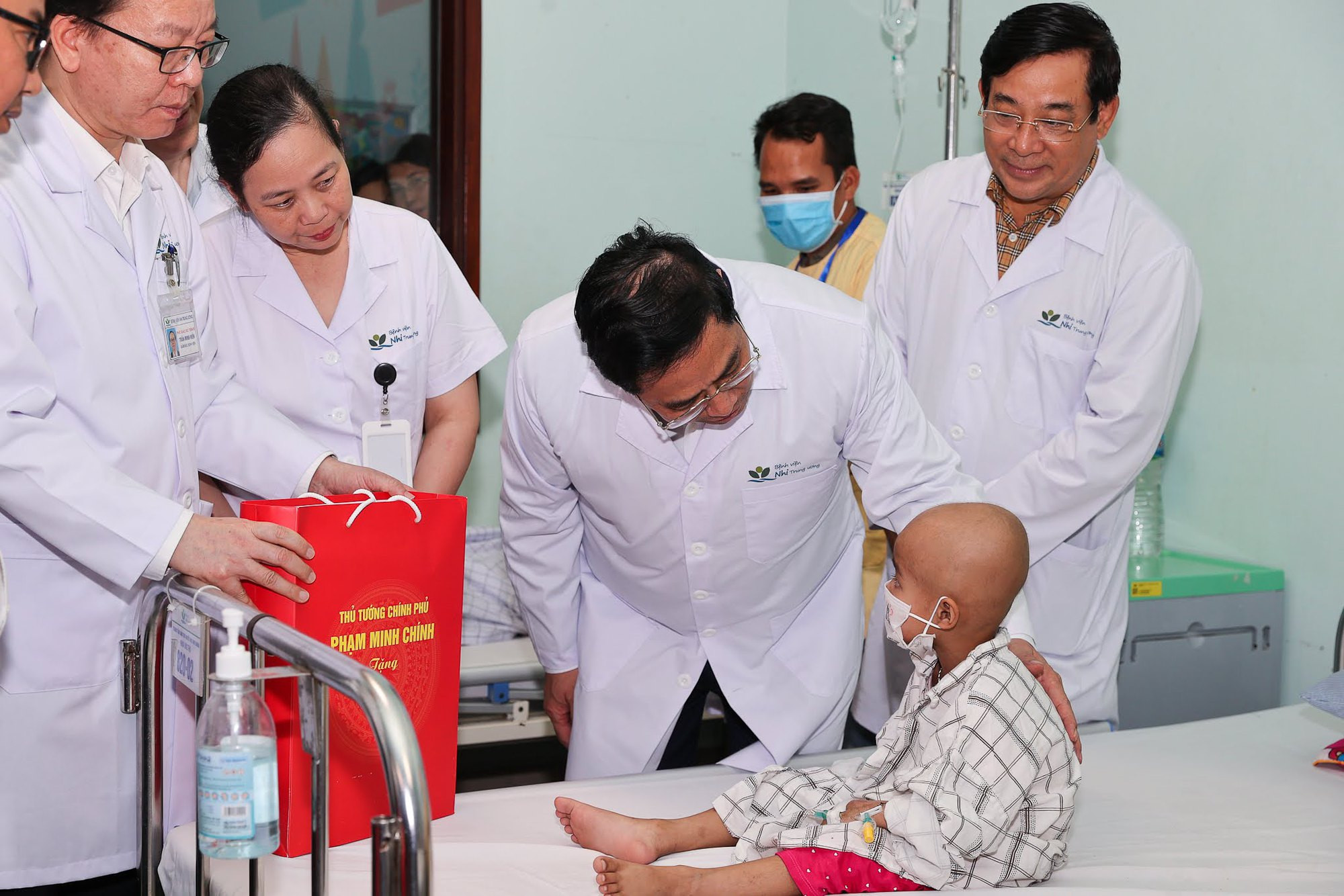 Thủ tướng thăm, tặng quà các bệnh nhi nhân ngày 1/6 - Ảnh 4.