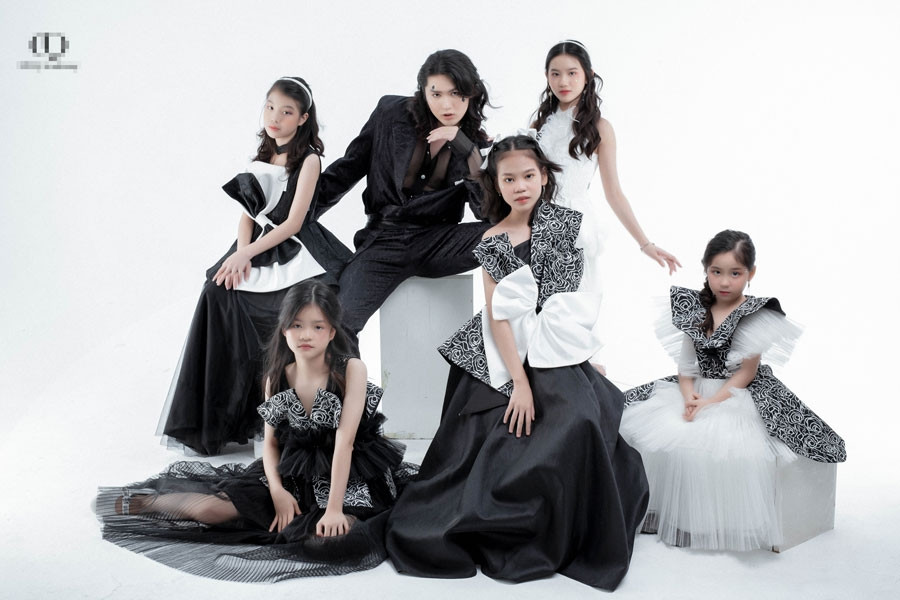 Siêu mẫu Đình Quyền thần thái lạnh lùng bên các học trò nhí