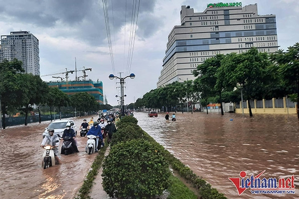Chỉ 2 giờ đã ‘phố biến thành sông’: Dự báo mưa là bài toán khó nhất
