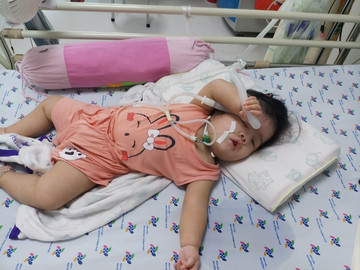Mắc bệnh hiếm, bé gái 2 tuổi 7 lần ngưng thở, lay lắt níu giữ sự sống