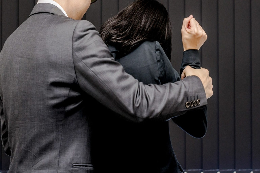 Quấy rối tình dục và chuyện ‘nheo mắt, đưa tình' chốn công sở