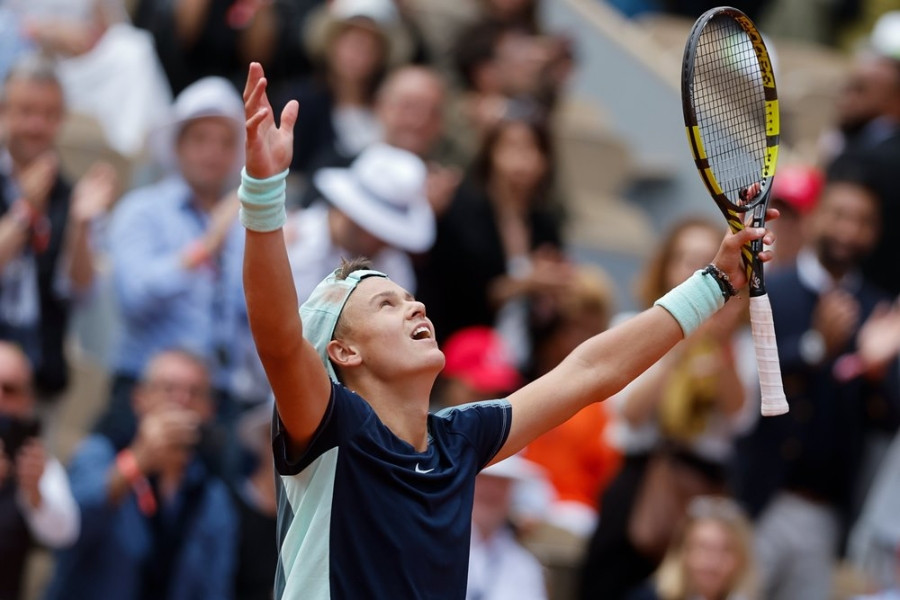 Tay vợt 19 tuổi đi vào lịch sử khi loại Tsitsipas ở tứ kết Roland Garros