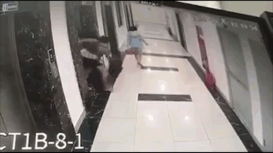 Người đàn ông bất ngờ xô đẩy, đánh phụ nữ đi cùng thang máy