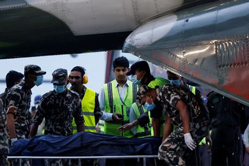 Trực thăng đưa thi thể nạn nhân vụ rơi máy bay ở Nepal về Kathmandu làm giám định