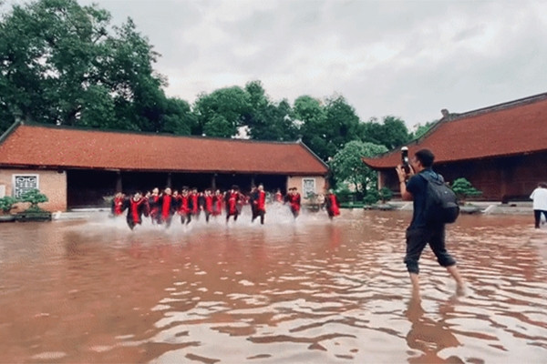 Chụp ảnh kỷ yếu trong trận mưa kỷ lục ở Hà Nội
