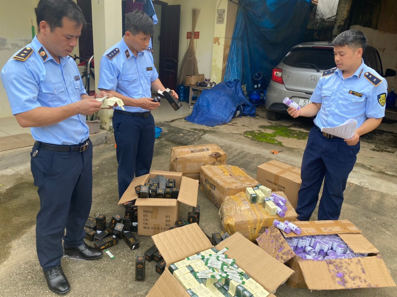 Số hàng hóa là mỹ phẩm nhập lậu bị lực lượng chức năng thu giữ. Ảnh: Long Tùng.