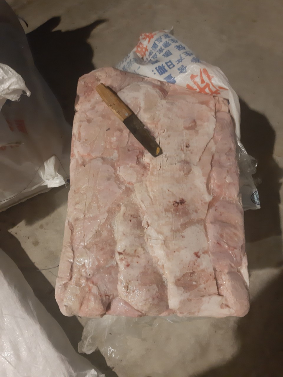 Số nầm lợn đã chảy nước, có màu đen và bốc mùi đang trên đường tiêu thụ bị thu giữ. Ảnh: Hữu Lộc.