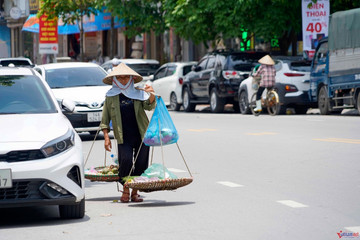 Người Hạ Long nhọc nhằn mưu sinh giữa trưa nắng nóng đầu hè