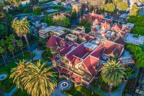 Đằng sau căn biệt thự ma quái là sự thật khó đỡ