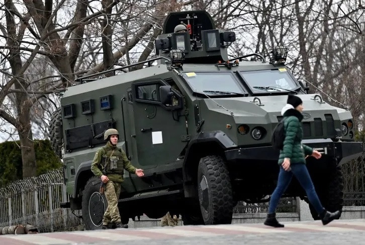 How did the Russia-Ukraine war militarize civilian technologies?