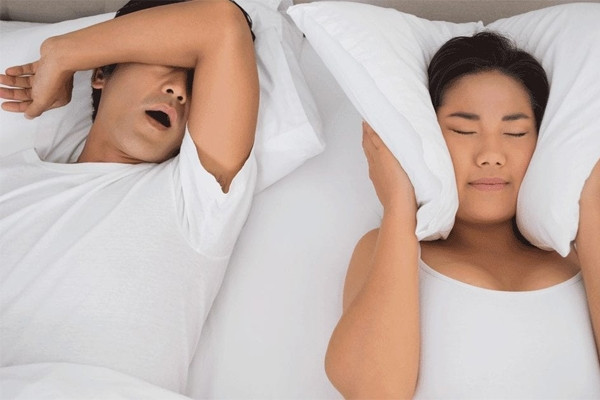 Nguy cơ đáng ngại của việc ngủ ngáy, 7 cách đơn giản giúp giảm tình trạng này