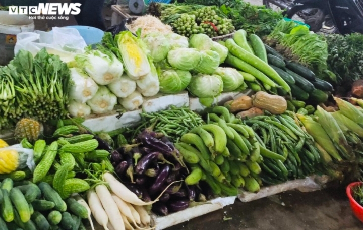 Bà nội trợ phát hoảng vì rau xanh bỗng đội giá gấp đôi