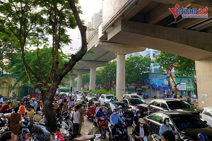 Hơn 5.400 thí sinh thi vào lớp 10, cổng trường chuyên tắc nghẽn