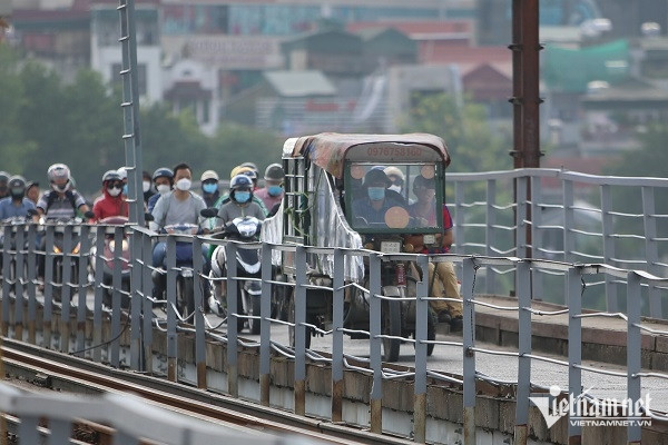 Xe 3 bánh vẫn nườm nượp qua cầu Long Biên sau vụ sập tấm đan