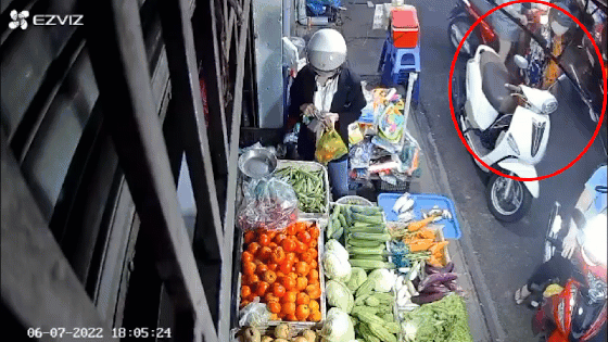 “Nữ quái” trộm laptop, điện thoại của cô gái dừng xe mua rau ở TPHCM