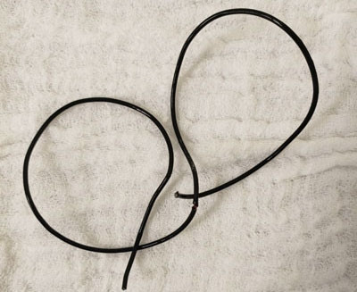 Dây tai nghe dài 20cm mắc kẹt trong niệu đạo của nam thanh niên