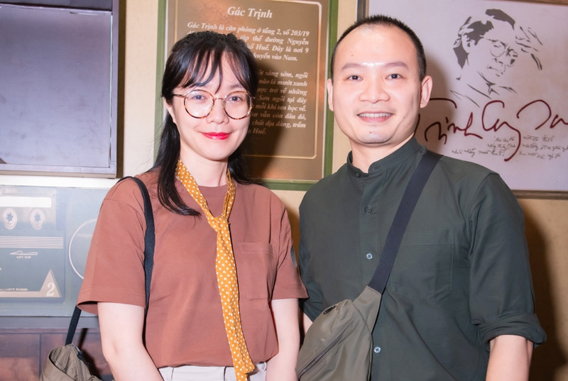 MC Lai Bac Hai Dang and his wife and MC series attended the premiere of Trinh Cong Son movie