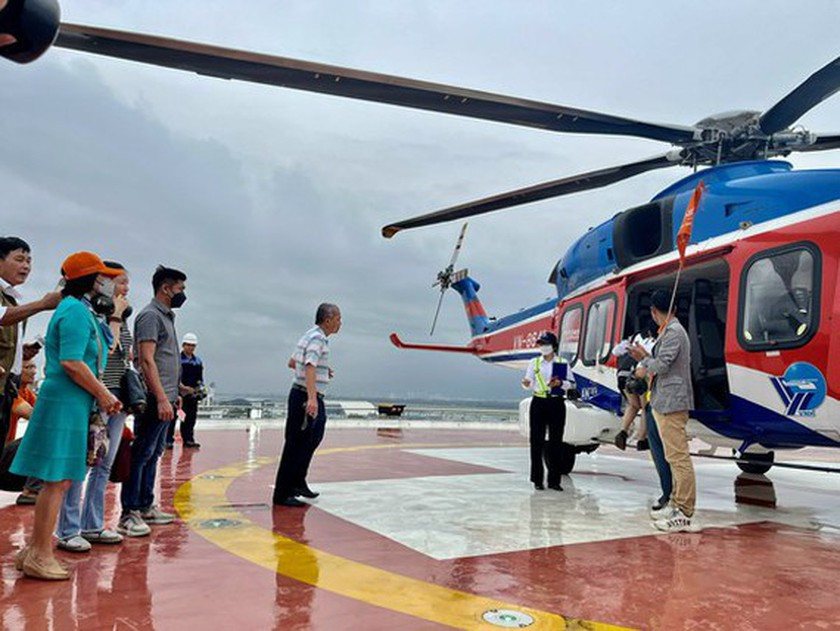HCMC’s scenic helicopter tours still wait for flight license ảnh 1