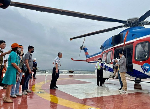 HCMC’s scenic helicopter tours still wait for flight license