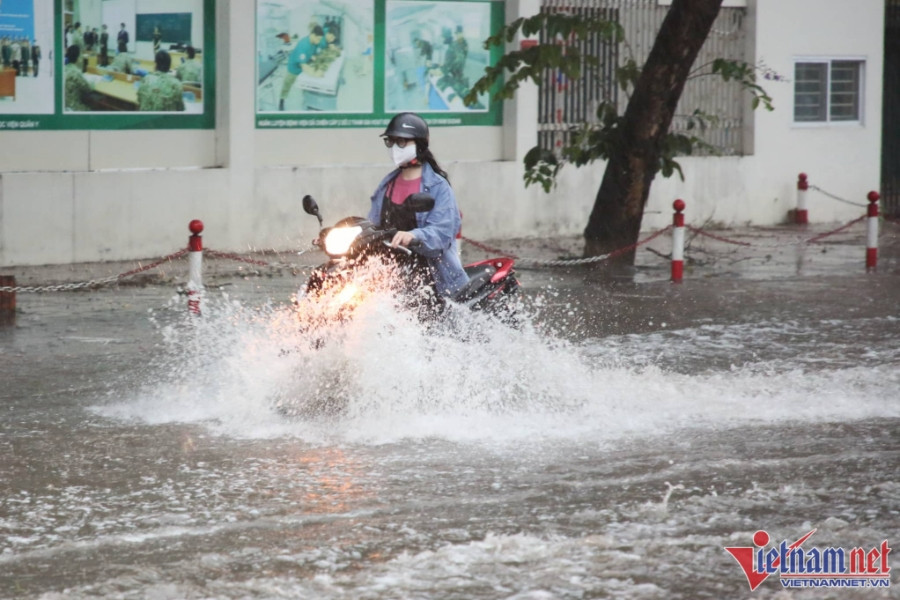 Dự báo thời tiết 11/6: Miền Bắc vẫn chực chờ mưa to, Trung Bộ nắng rát rạt