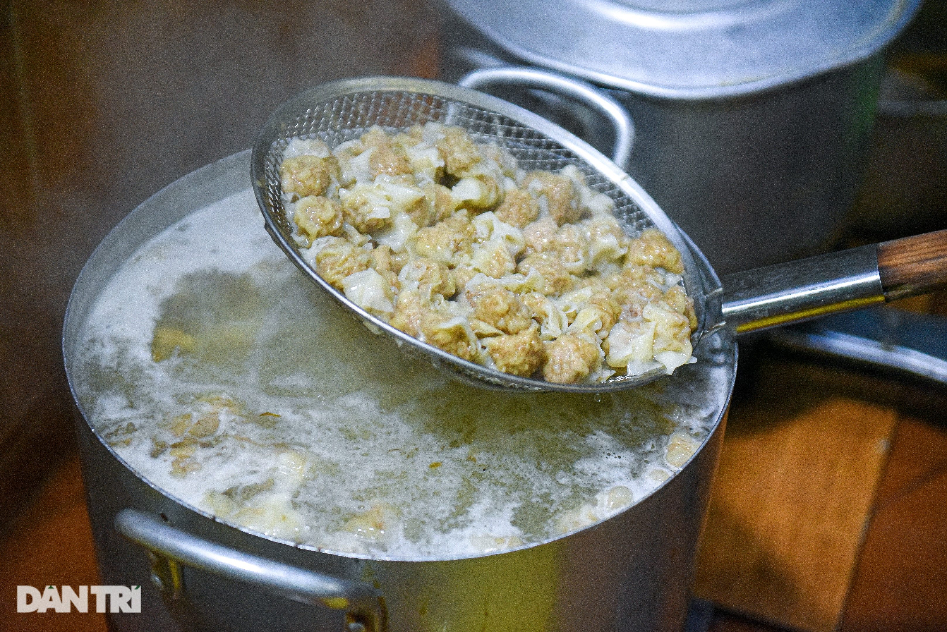 Quán mì chờ kỳ công 10 tiếng, bán vèo 500 bát mỗi tối ở Hải Phòng - 9