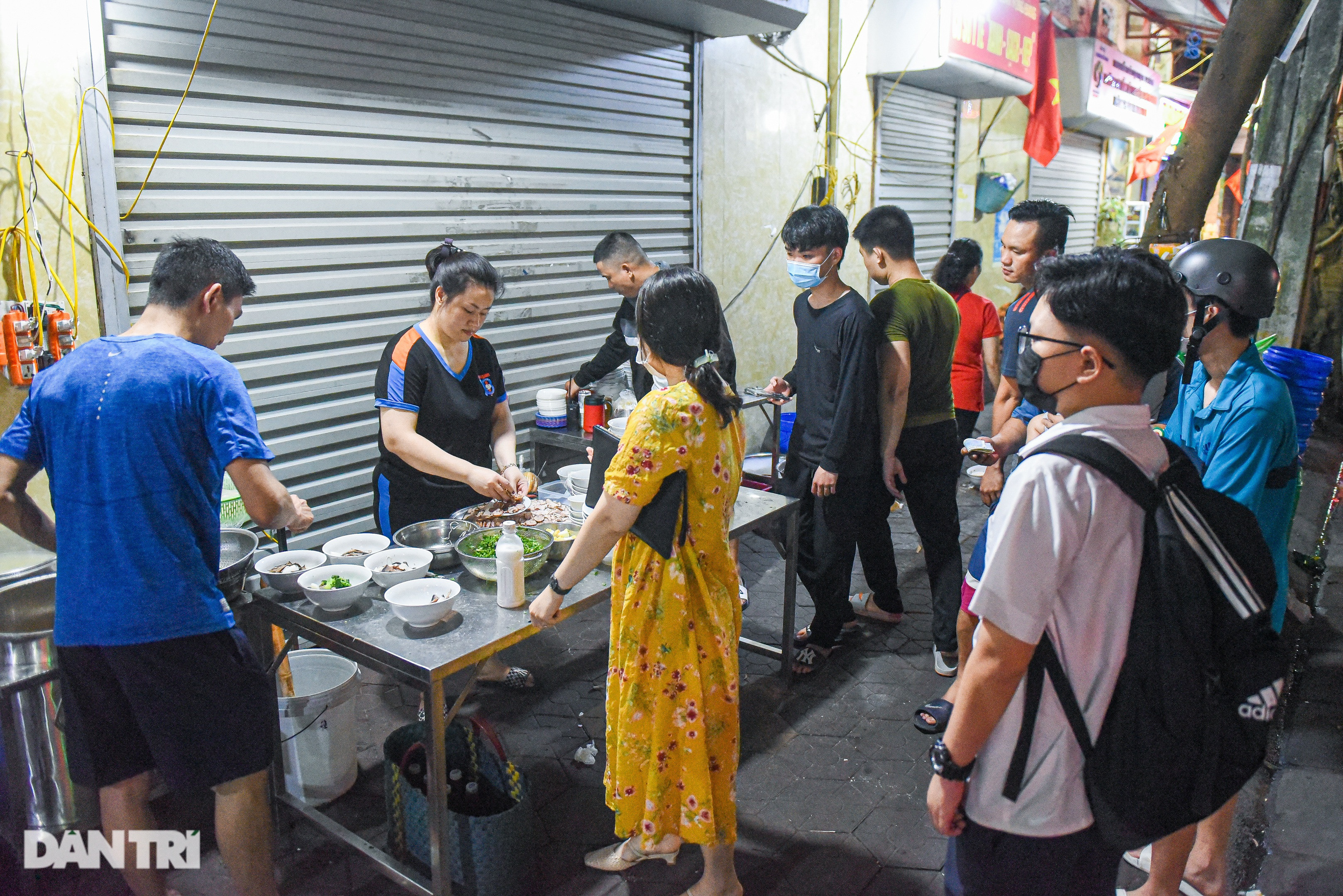 Quán mì chờ kỳ công 10 tiếng, bán vèo 500 bát mỗi tối ở Hải Phòng - 3