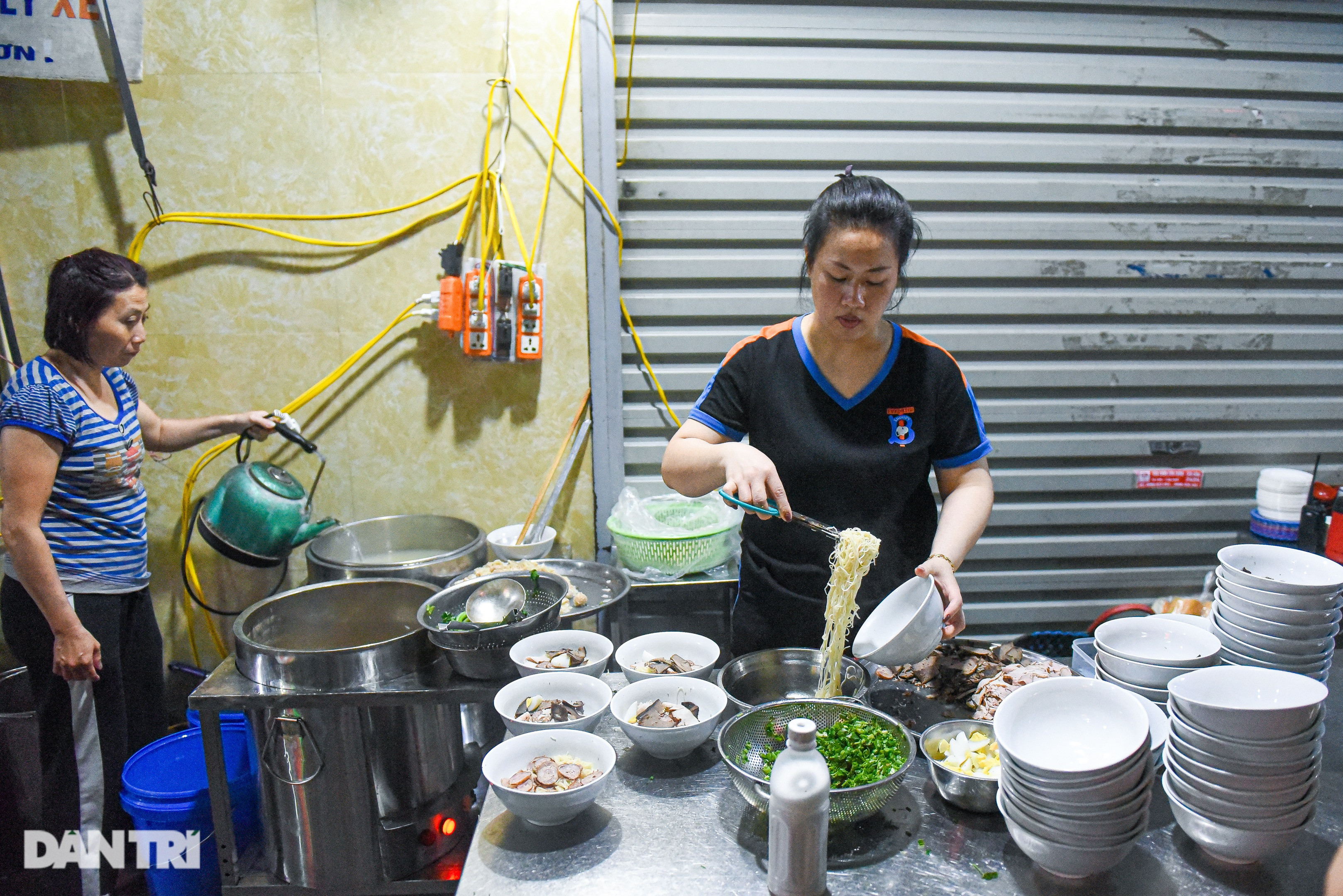 Quán mì chờ kỳ công 10 tiếng, bán vèo 500 bát mỗi tối ở Hải Phòng - 2