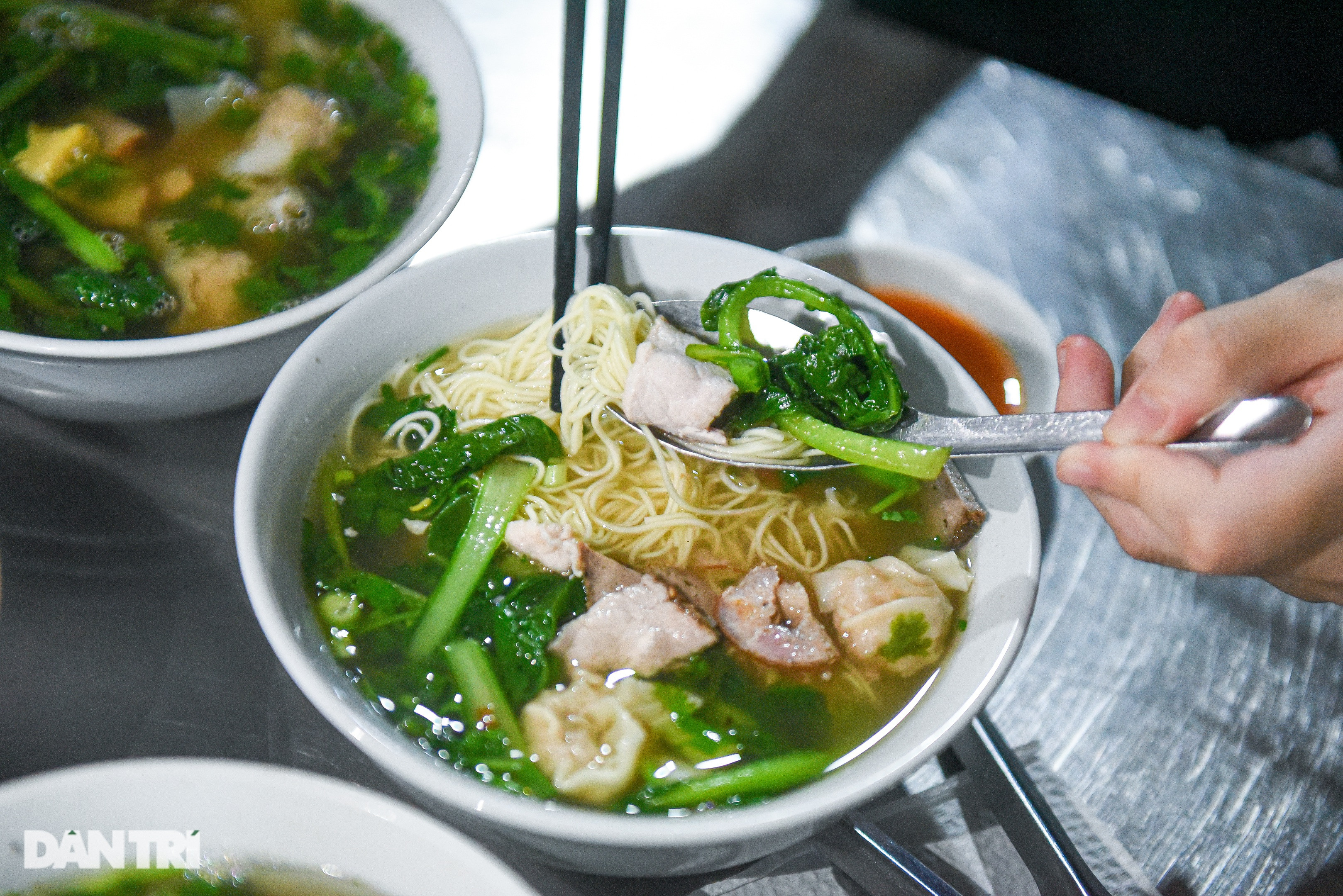 Quán mì chờ kỳ công 10 tiếng, bán vèo 500 bát mỗi tối ở Hải Phòng - 5