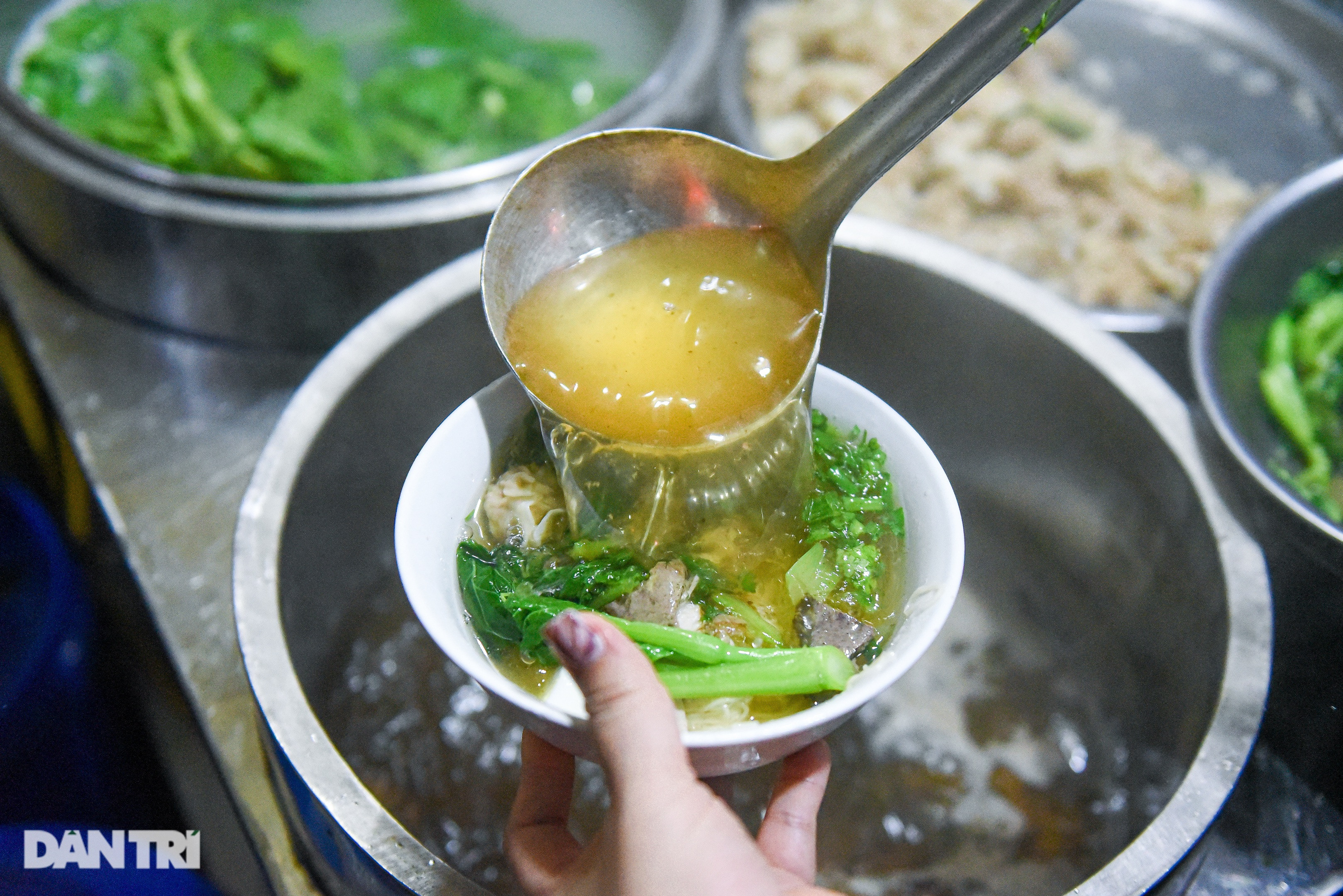 Quán mì chờ kỳ công 10 tiếng, bán vèo 500 bát mỗi tối ở Hải Phòng - 7