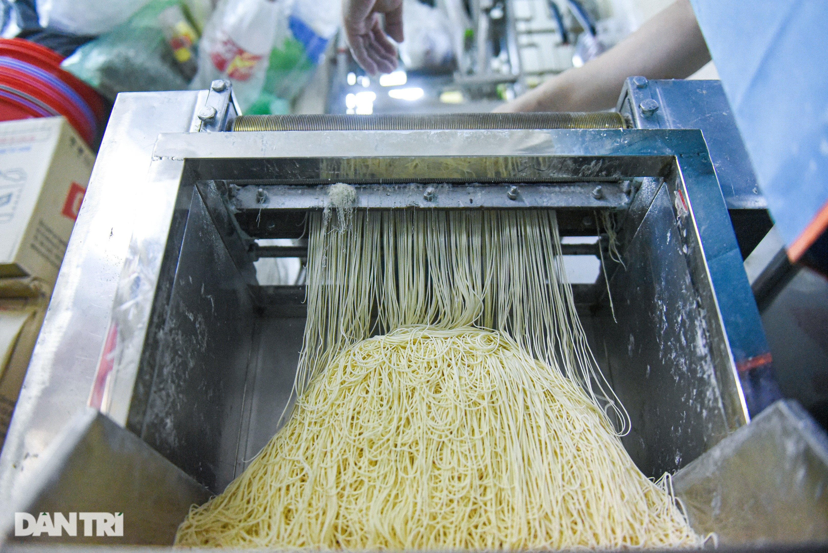 Quán mì chờ kỳ công 10 tiếng, bán vèo 500 bát mỗi tối ở Hải Phòng - 6