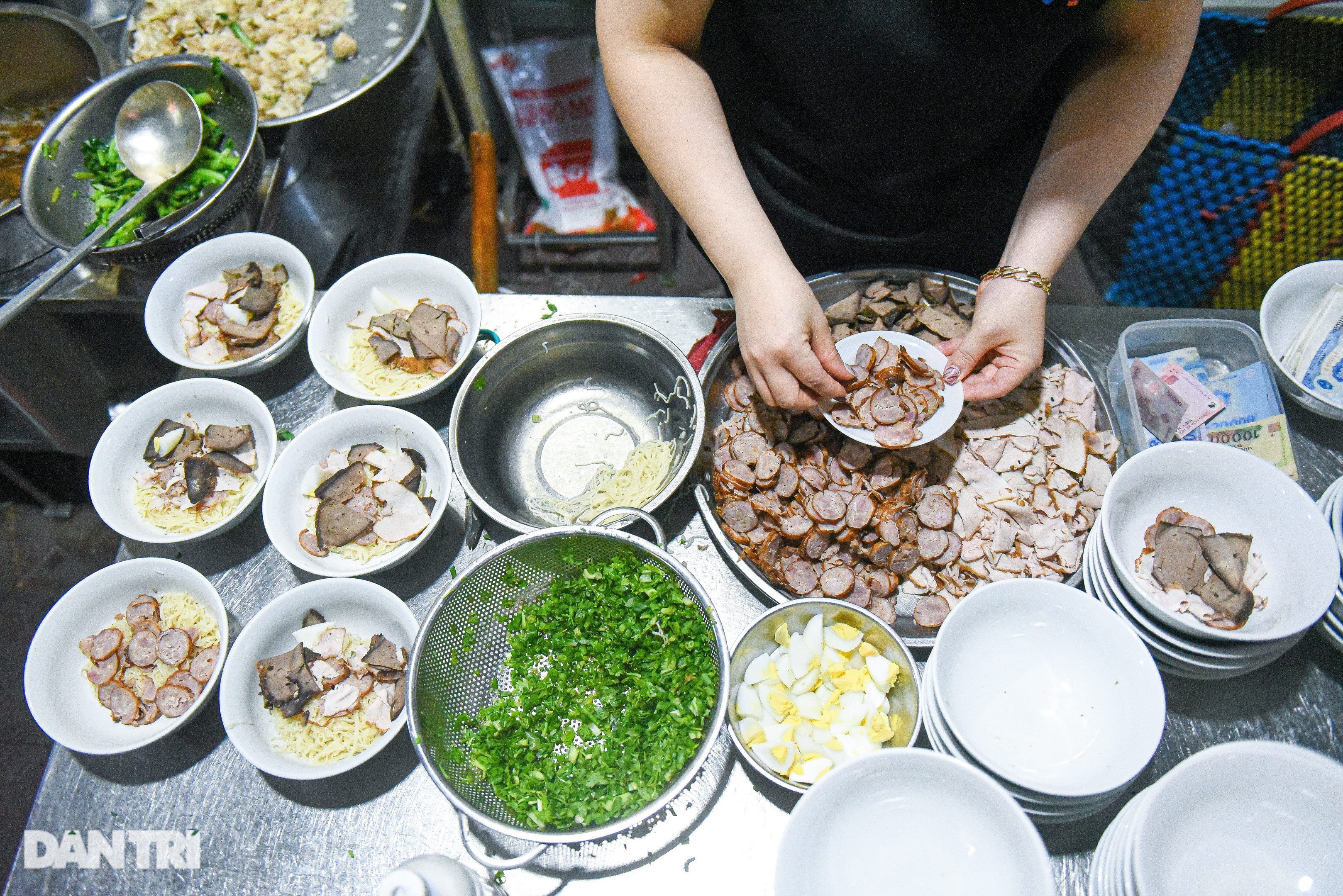 Quán mì chờ kỳ công 10 tiếng, bán vèo 500 bát mỗi tối ở Hải Phòng - 8