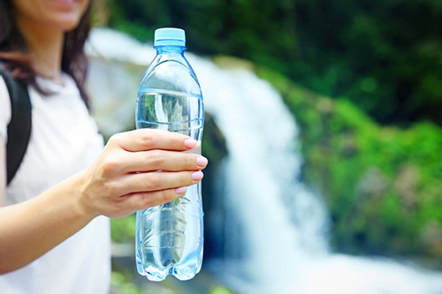 Mỹ cấm 'triệt để' du khách mang chai nước nhựa vào vườn quốc gia