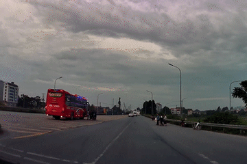Ngao ngán cảnh người đi bộ băng qua cao tốc Hà Nội - Bắc Giang để lên xe khách