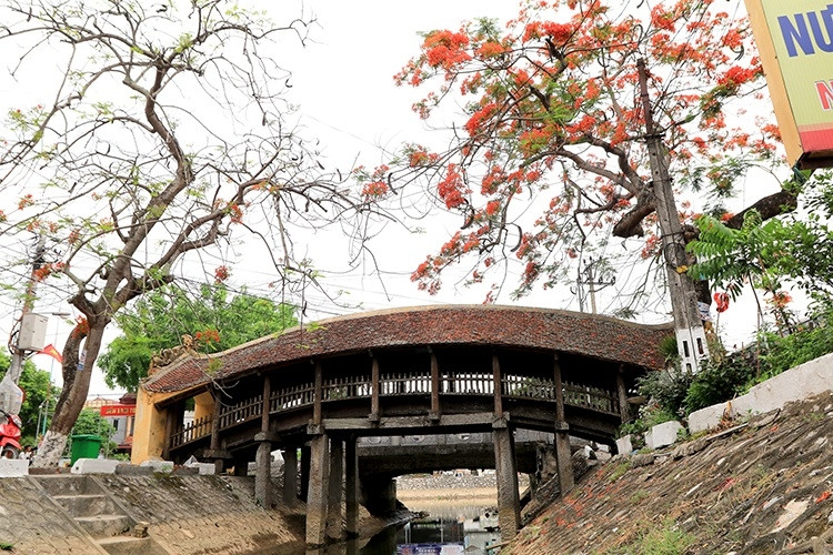 The 500-year-old tiled-roof Luong Market Bridge