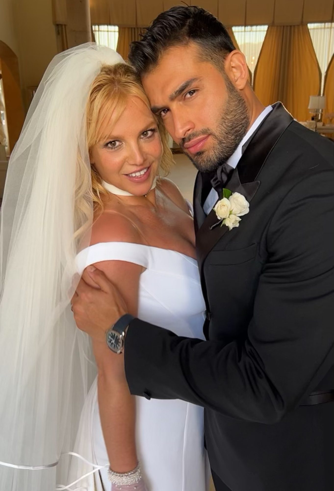 Britney Spears lại lần nữa gây chú ý với việc kết hôn với Chồng kém tuổi. Hãy cùng thưởng thức hình ảnh của đám cưới này để chứng kiến tình yêu vượt qua khoảng cách tuổi tác và sự riêng tư đằng sau.