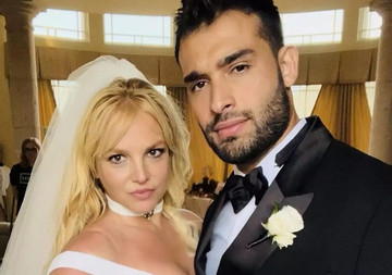 Britney Spears tung ảnh cưới lần 3 với chồng kém 13 tuổi