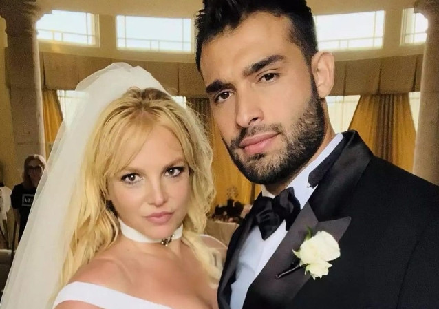 Britney Spears tung ảnh cưới lần 3 với chồng kém 13 tuổi